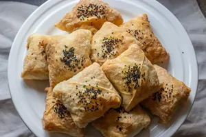 طرز تهیه اسنک گوشت چرخ کرده با خمیر یوفکا