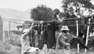 منظرۀ «عبور از یک رودخانه در کرمانشاه با لگن چوبی»؛ 114 سال قبل