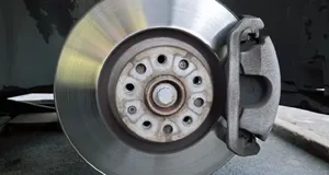 چهار مشکل رایج ترمزهای دیسکی خودرو + علائم و راهکارهای ایمنی ضروری