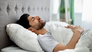 چطور بخوابیم قلب‌مان آسیب نبیند؟ / پاسخ به یک باور غلط درباره خوابیدن به سمت چپ بدن