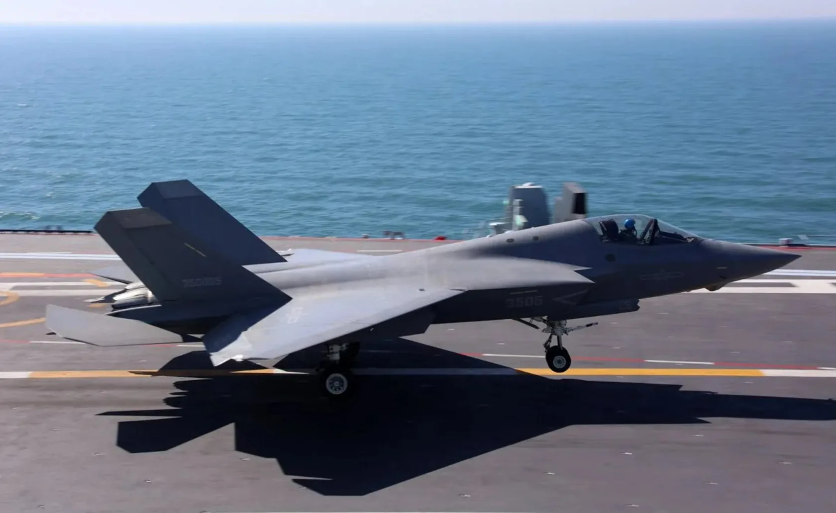 J-35 روی ناو فوجیان J-35 روی ناو فوجیان