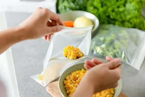 ۳ روش نگهداری ذرت پخته در یخچال و فریزر