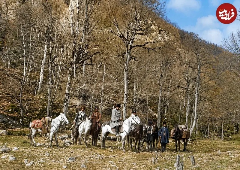 عکسی رنگی‌شده از دوران قاجار را ملاحظه می‌کنید که برخی از درباریان ناصرالدین شاه قاجار را در حال سواری و گشت و گذار در جنگل‌های اطراف گرگان نشان می‌دهد.