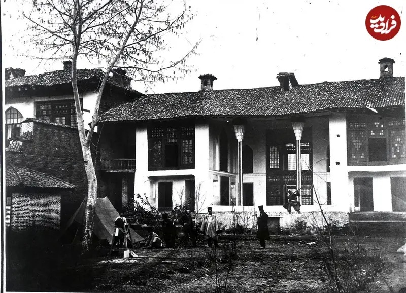 در اینجا تصویر یکی از ساختمان‌های حکومتی شهر رشت در دوران قاجار را ملاحظه می‌کنید که در هنگام سفر ناصرالدین شاه به گیلان به عنوان آبدارخانه سلطنتی مورد استفاده قرار گرفته بود.