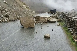 لحظاتی از ریزش دلهره‌آور کوه در جاده چالوس (فیلم)
