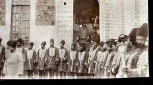 درباریان در کنار دیوار و زن‌های اروپایی پشت پنجره؛ دوران قاجار (عکس)