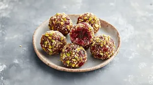 طرز تهیه توپک پسته کرنبری؛ دسر شب یلدا