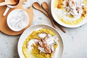 طرز تهیه فرنی نارگیلی؛ دسر خوشمزه و کرمی با طعم نارگیل