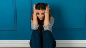 نوسانات خلقی یا اختلال دوقطبی؟ این علائم نشان می‌دهد چه زمانی باید به روان‌پزشک مراجعه کنید