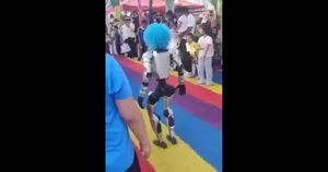 لگد ربات کونگ‌فوکار، پسر بچه را نقش زمین کرد