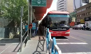 تصادف اتوبوس BRT با عابر پیاده در خیابان ولیعصر