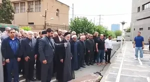 اقامه نماز بر پیکر ابوالقاسم قاسم زاده توسط سید محمد خاتمی