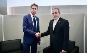 فشار سیاسی بر وزیر خارجه انگلیس به دلیل دست دادن با عراقچی!