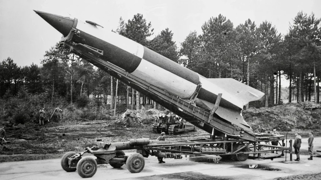 موشک معروف V-2 که آلمان در جنگ جهانی دوم موشک معروف V-2 که آلمان در جنگ جهانی دوم