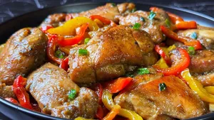 طرز تهیه مرغ و فلفل دلمه‌ای در یک ماهیتابه؛ شامی آسان، سریع و خوشمزه