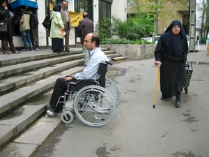شهر با ویلچرنشین ها مهربان نیست