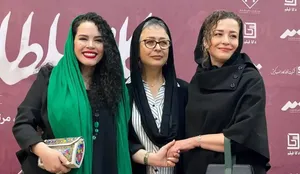 آزیتا حاجیان در کنار دخترانش مهراوه و ملیکا شریفی‌نیا در اکران خصوصی «کافه سلطان»