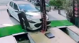 لحظه تصادف مرگبار راننده ناشی در تعمیرگاه