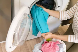 ماشین لباسشویی بوی بد می‌دهد چیکار کنیم؟؛ مهم‌ترین دلایل بوی بد ماشین لباسشویی