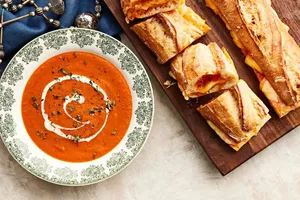 طرز تهیه سوپ گوجه با پنیر