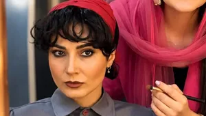 استایل متفاوت سمیرا حسن پور در نمایش «هنوز زنده‌ایم» (+عکس)