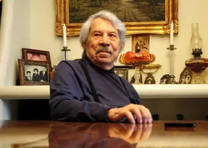 «داوود رشیدی» در کنار همکلاسی هایش در یک دبیرستان و در پاریس؛ دهه 20(عکس)