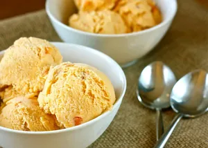 طرز تهیه بستنی ایتالیایی با خرمالو و موز