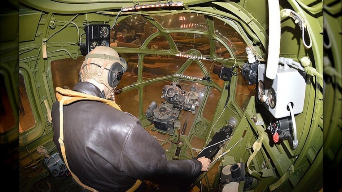 وظیفه اصلی بمبافکنها، پرتاب دقیق بمبها بود. خدمه بمباران (بمباردیرها) برای هدفگیری به دید مستقیم و بدون مانع از هدف نیاز داشتند. آنها از دستگاهی محرمانه به نام بمبسایت نوردن M-9 استفاده میکردند که به هدفگیری بصری کمک میکرد. وظیفه اصلی بمبافکنها، پرتاب دقیق بمبها بود. خدمه بمباران (بمباردیرها) برای هدفگیری به دید مستقیم و بدون مانع از هدف نیاز داشتند. آنها از دستگاهی محرمانه به نام بمبسایت نوردن M-9 استفاده میکردند که به هدفگیری بصری کمک میکرد.