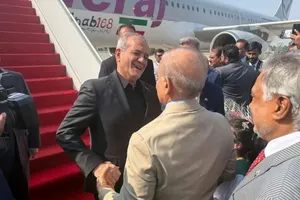 استقبال مسئولان پاکستانی از رئیس جمهور در بدو ورود به اسلام‌آباد