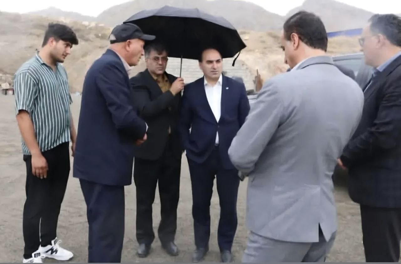 آقای مدیرکل! دستت را از جیب درآور و چترت را خودت بگیر آقای مدیرکل! دستت را از جیب درآور و چترت را خودت بگیر