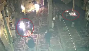 لحظه ورود لیدر و همدستانش به یک مکان مقدس / ریختن ادعیه و قرآن‌ها در میان آتش