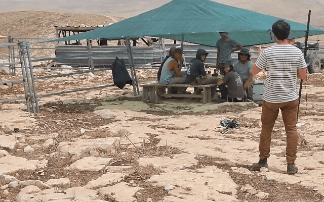 محاصره خانواده فلسطینی توسط شهرک نشینان اسرائیلی محاصره خانواده فلسطینی توسط شهرک نشینان اسرائیلی