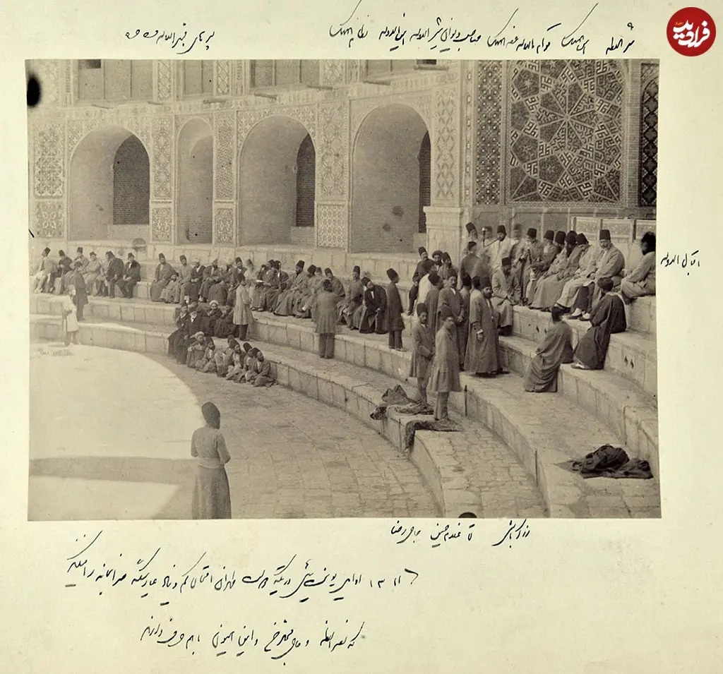 درباریان ناصرالدین شاه در تکیه دولت در حال بررسی «عیار سکه»