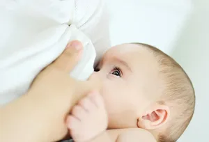 اهمیت تغذیه کودک با شیر مادر تا ۲ سالگی