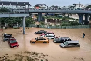 باران‌های سیل‌آسا، یک روستا را در ویتنام به زیر آب برد