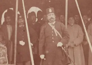 تصویری از «ناصرالدین شاه» در حال سان دیدن از نیروهای نظامی در میدان مشق