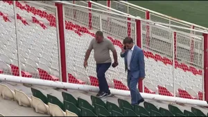 ورود حجت کریمی برای تماشای تراکتور - پرسپولیس
