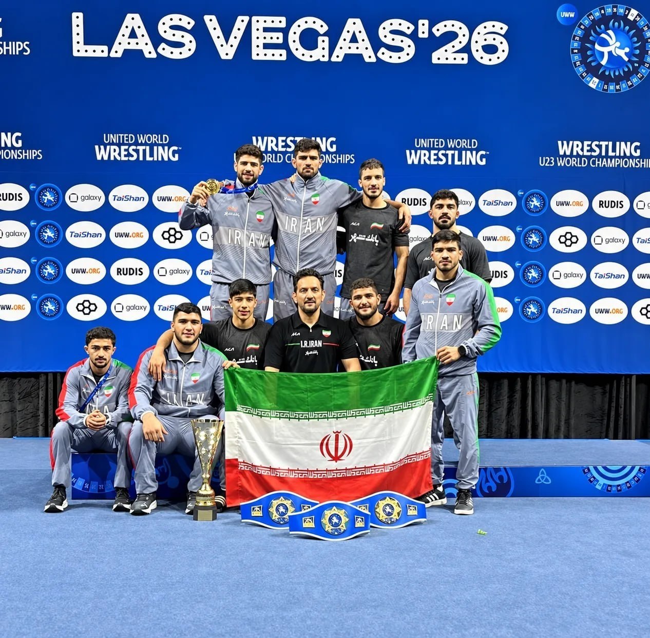پیام رهبری به قهرمانان کشتی آزاد امیدهای جهان: دل ملت بزرگ ایران را شاد کردید