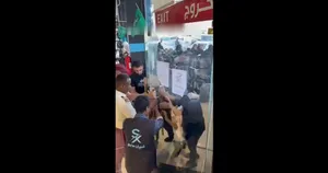 هجوم مردم به یک فروشگاه در عربستان برای خرید اجناس تخفیف‌خورده؛ شیشه‌ها شکست