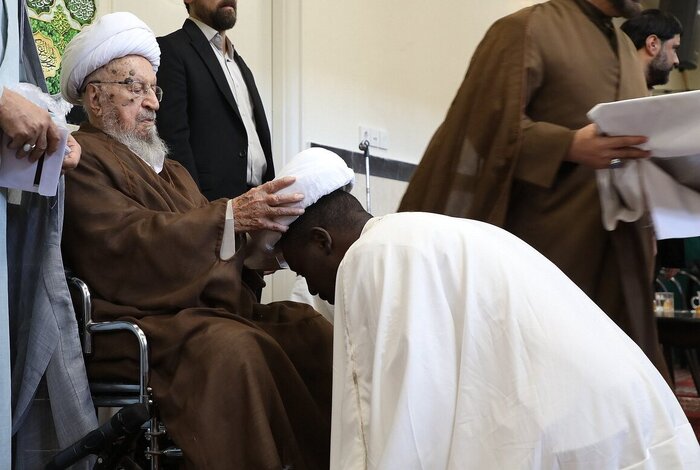مراسم عمامه‌گذاری طلاب در قم با حضور آیت الله مکارم شیرازی