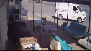 برخورد مرگبار کامیون با ون؛ ون له شد!