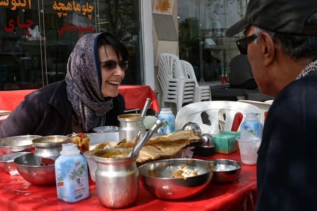 آبگوشت خوردن ژولیت بینوش بازیگر سرشناس فرانسوی در تهران (عکس)