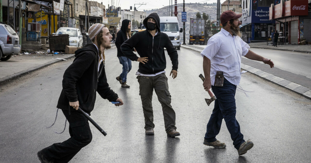 برخی شهرک نشینان اسرائیلی در حملات علیه فلسطینی ها شرکت می کنند تا آنها را وادار به ترک خانه و روستای خود کنند برخی شهرک نشینان اسرائیلی در حملات علیه فلسطینی ها شرکت می کنند تا آنها را وادار به ترک خانه و روستای خود کنند
