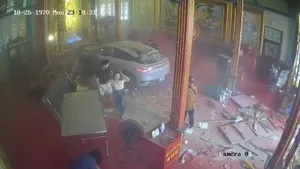 ورود خودرو به زیارتگاه در بانکوک؛ ۳ نفر زیر گرفته شدند
