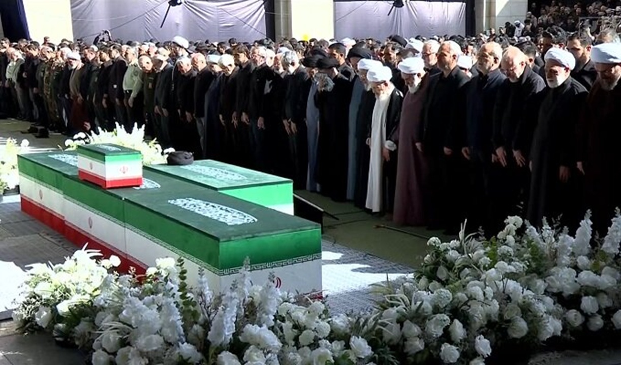 اقامه نماز بر پیکر رهبر شهید اقامه نماز بر پیکر رهبر شهید