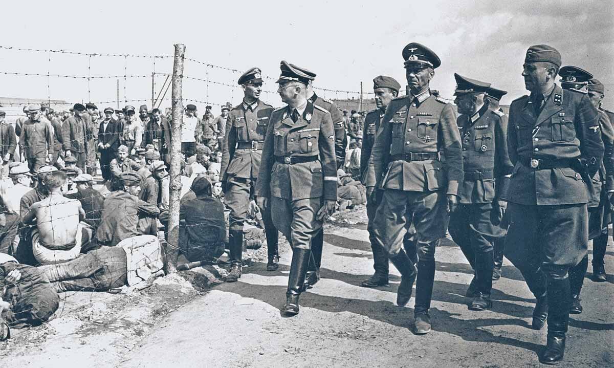 هاینریش هیملر در حال بازدید از اردوگاه اسیران جنگی شوروی در مینسک، اوت ۱۹۴۱. منبع: موزه یادبود هولوکاست ایالات متحده، واشینگتن دیسی هاینریش هیملر در حال بازدید از اردوگاه اسیران جنگی شوروی در مینسک، اوت ۱۹۴۱. منبع: موزه یادبود هولوکاست ایالات متحده، واشینگتن دیسی