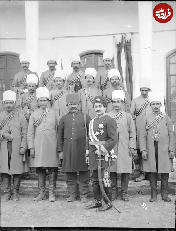 در اینجا تصویری از جعفرقلی خان سردار بهادر از بزرگان و سرداران بختیاری را به همراه چندتن از سربازانش ملاحظه می‌کنید. سردار بهادر از رجال اواخر دوران قاجار و اوایل دوران پهلوی بود و مدتی نیز سمت وزارت جنگ را بر عهده داشت.