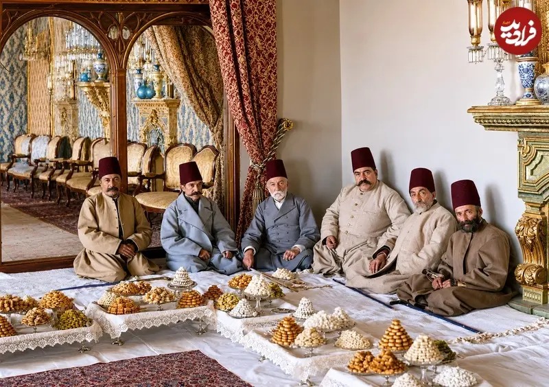 عباس میرزا ملک‌آرا برادر ناتنی ناصرالدین شاه قاجار را به همراه چند نفر دیگر در یک مهمانی به تصویر کشیده است (نفر سوم از سمت چپ).