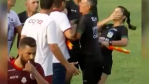 داور زن پس از درگیری بازیکنان تعویض شد
