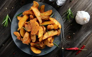 طرز تهیه سیب‌زمینی ترد و خوش‌عطر؛ یک خوراکی ساده و محبوب برای همه